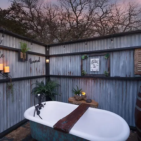 A Nest For Two, Private Cottage With Bath House!